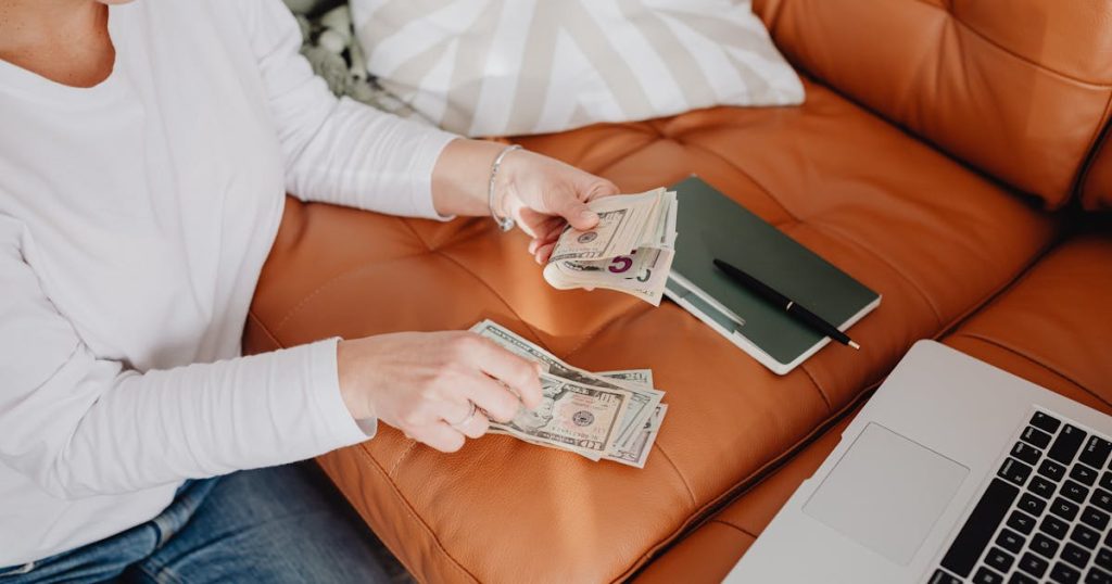 Mujer planificando tarifas y precios de sus servicios