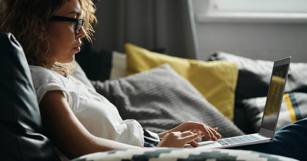 Terapeuta trabajando con email marketing en laptop